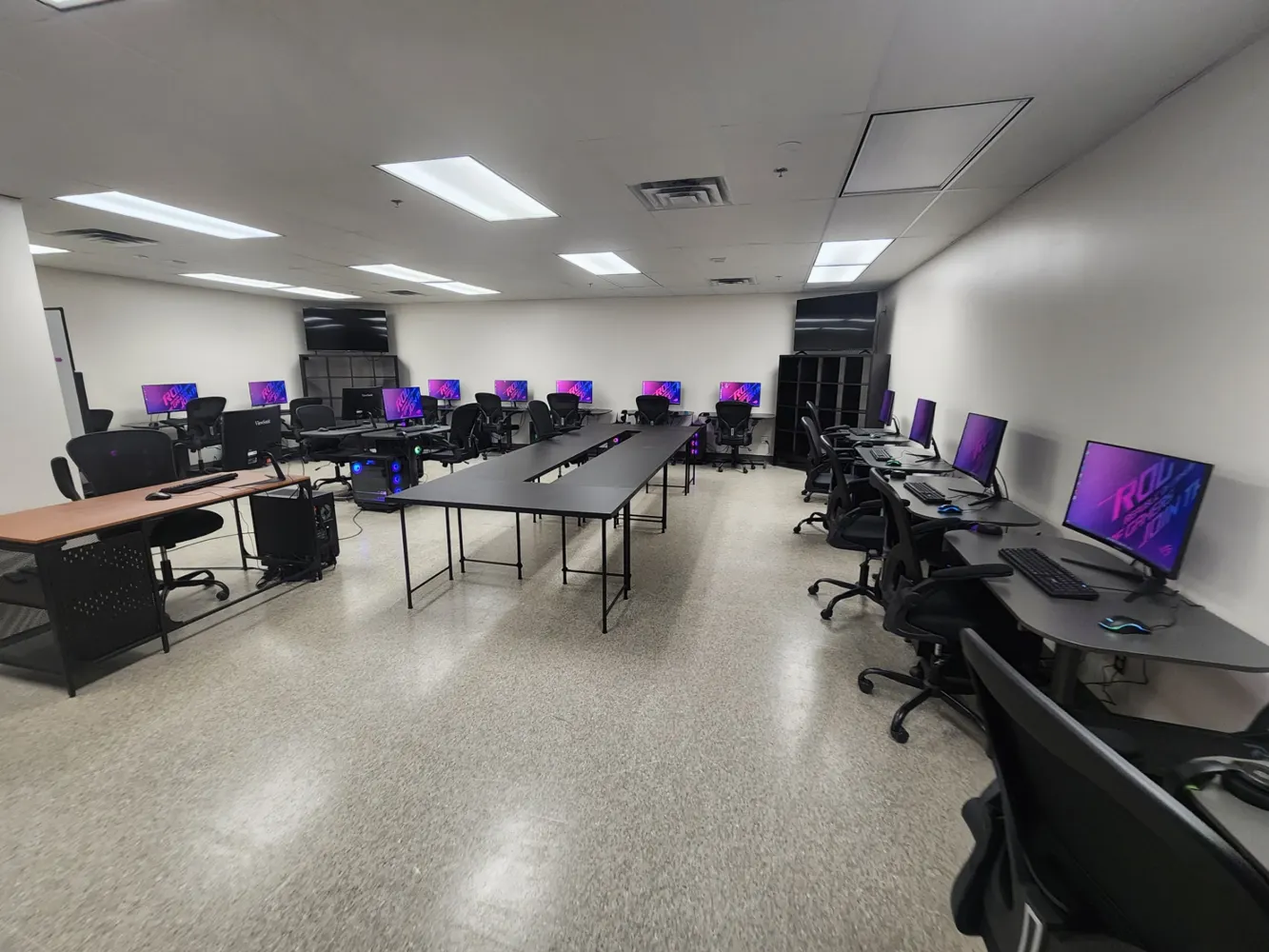 Computers in the SkillsHub learning lab